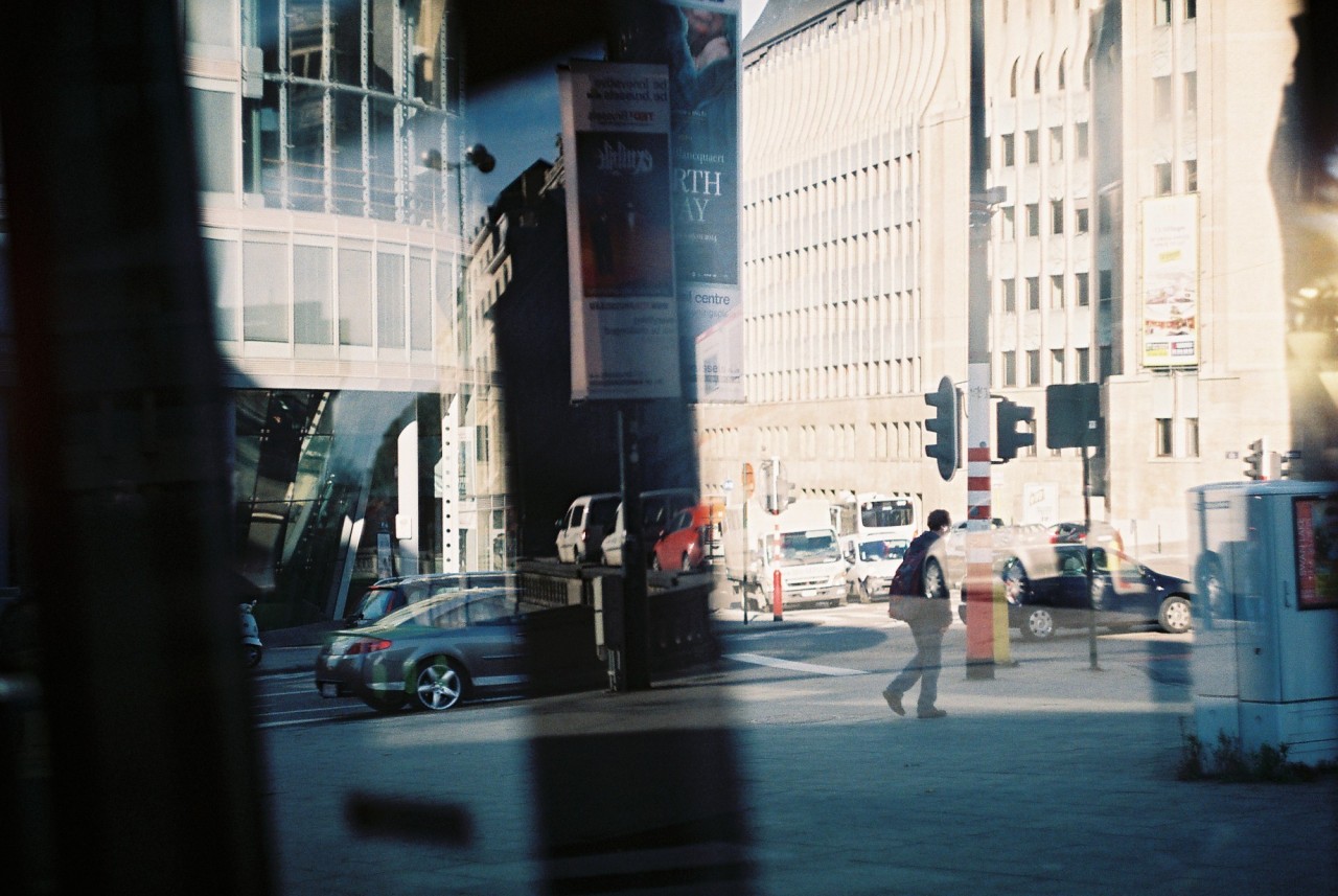 Ville vue à travers une vitre